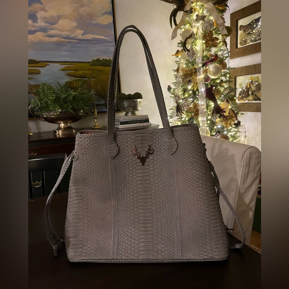 FLASH SALE! 🚨Shop Taxidermy “Liz Traveler Tote” (Large)